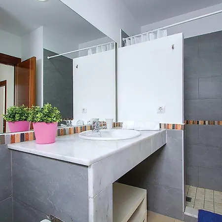 Villa Playa Blanca Sleeps 6 Air Con Wifi *